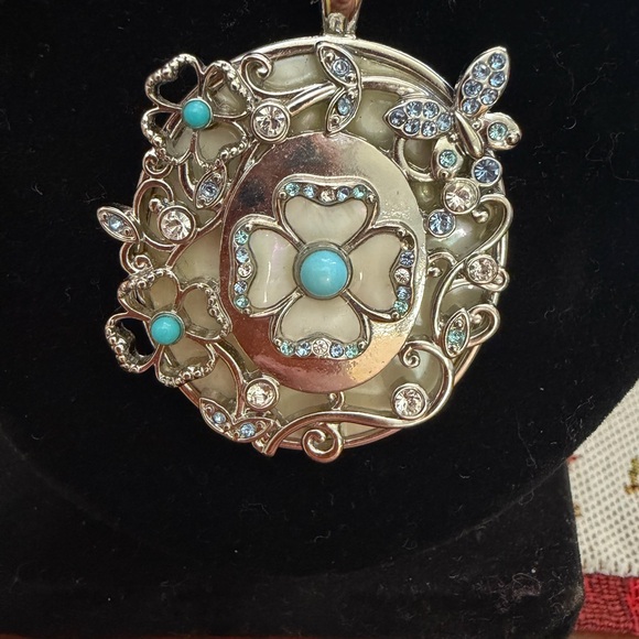 Elegant Silver Pendant Necklace - Picture 3 of 4